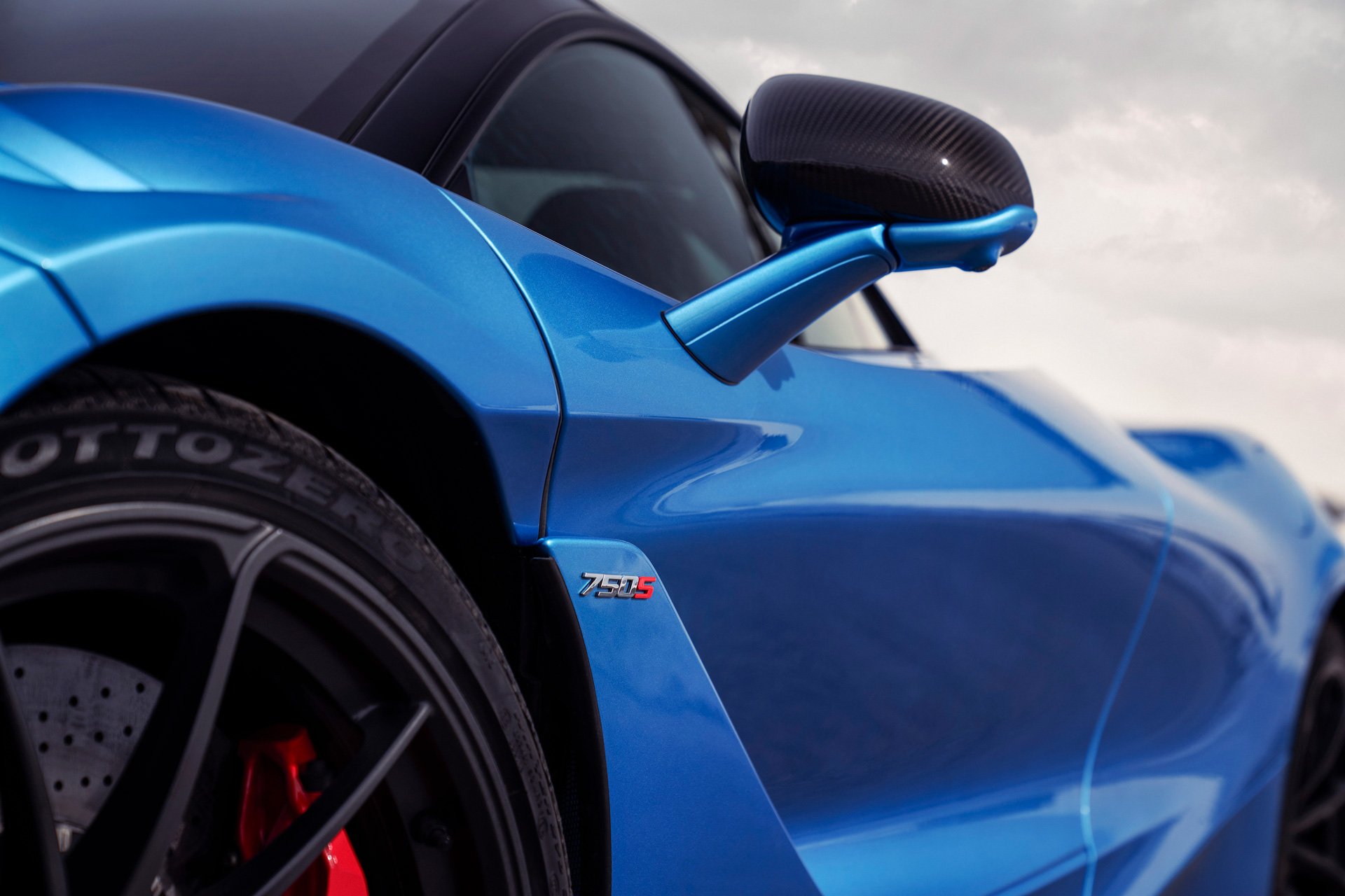 mclaren-750s-badge-detail-lightness
