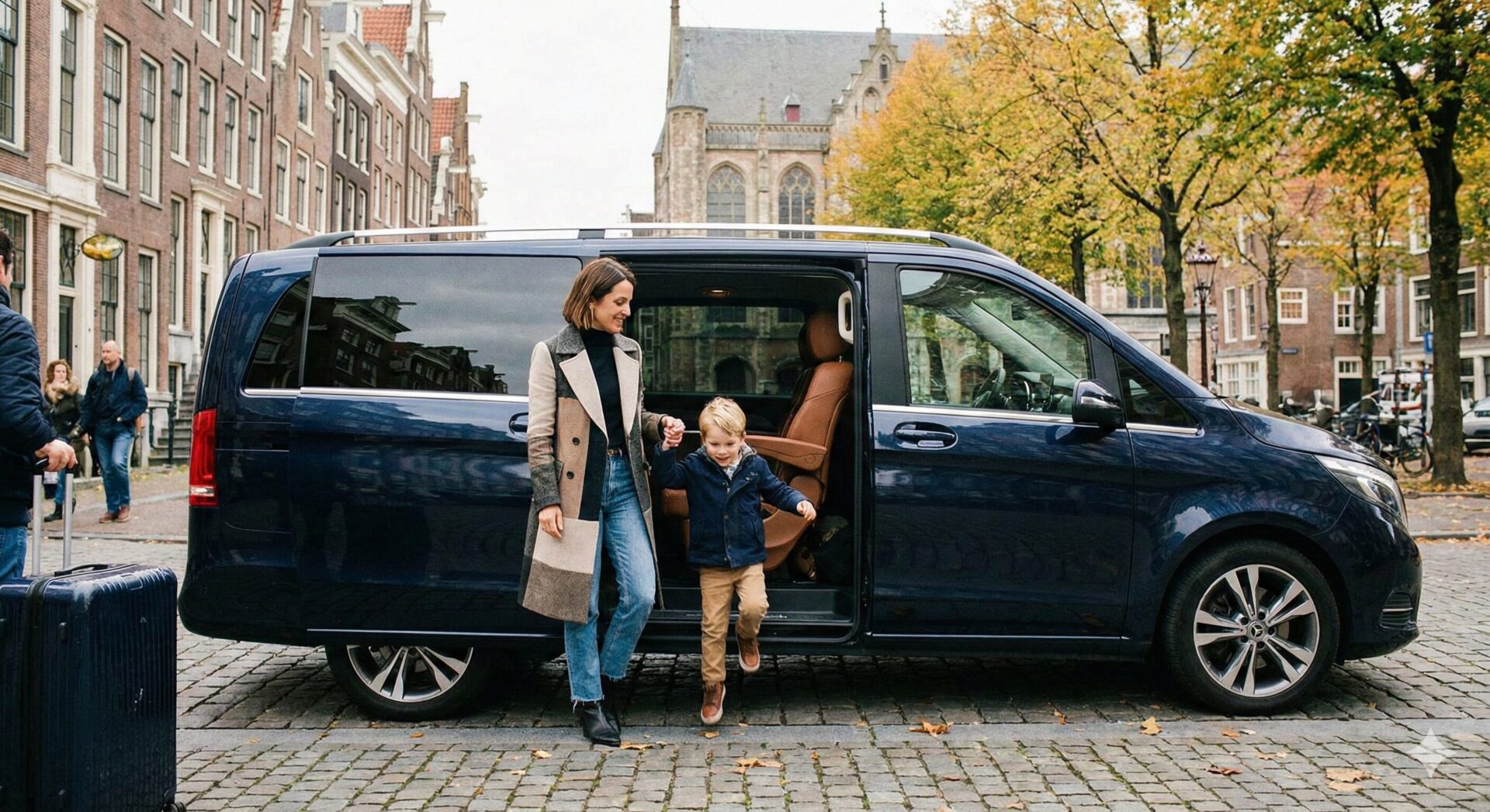 メルセデスベンツVクラスのサイドから降りてくる親子