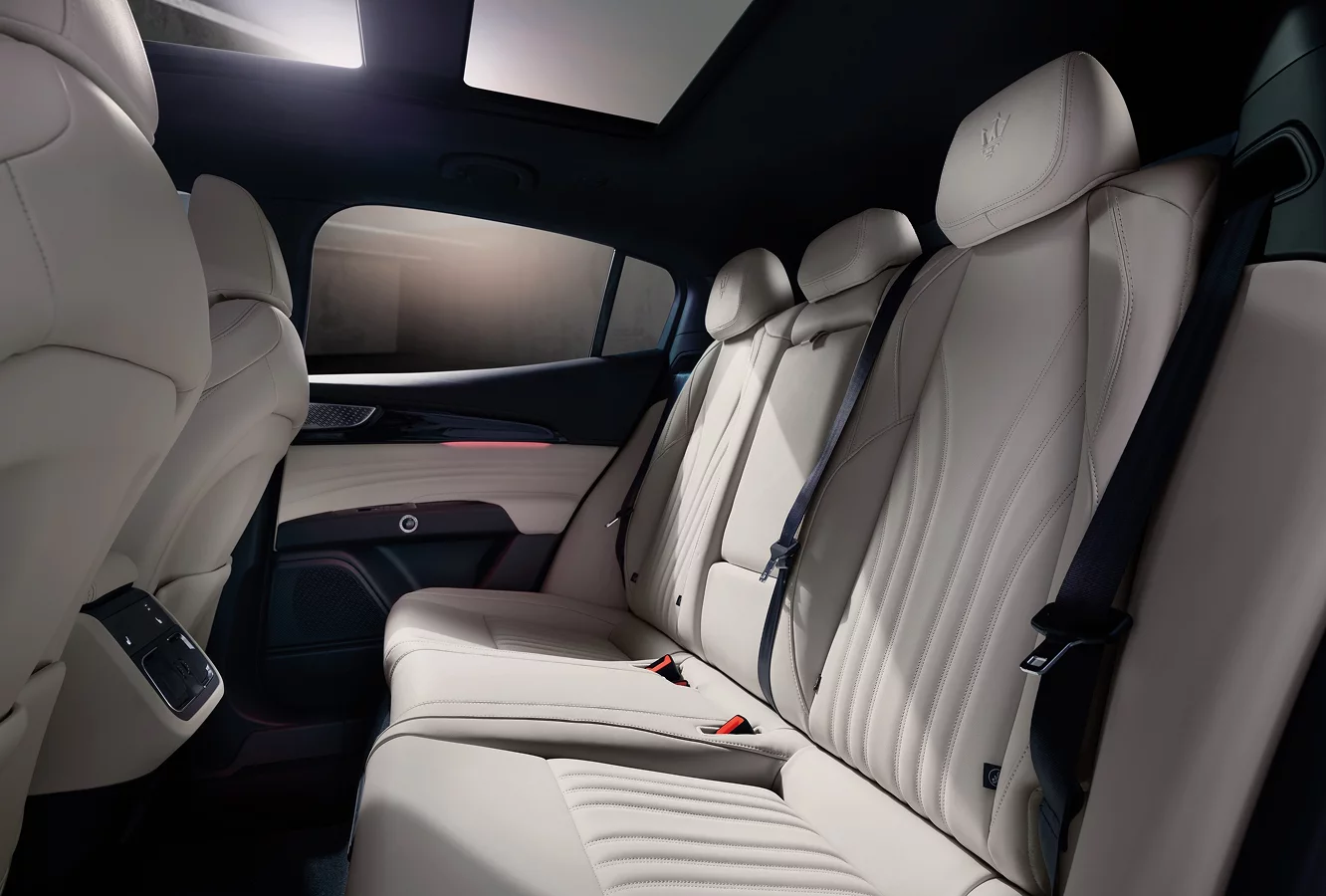 grecale-internal-white-back-seats-desktop