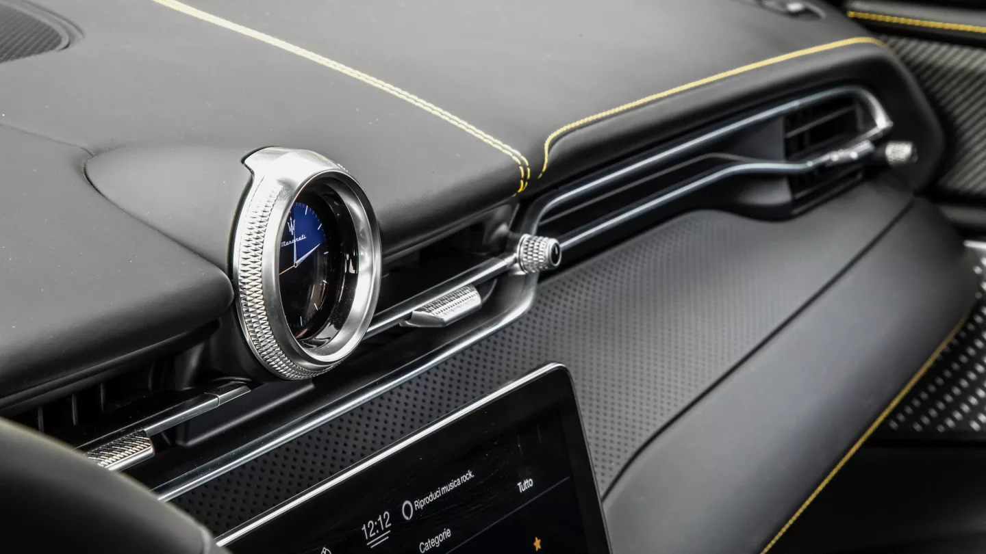 grecale-trofeo-detail-clock-dashboard-passenger-desktop